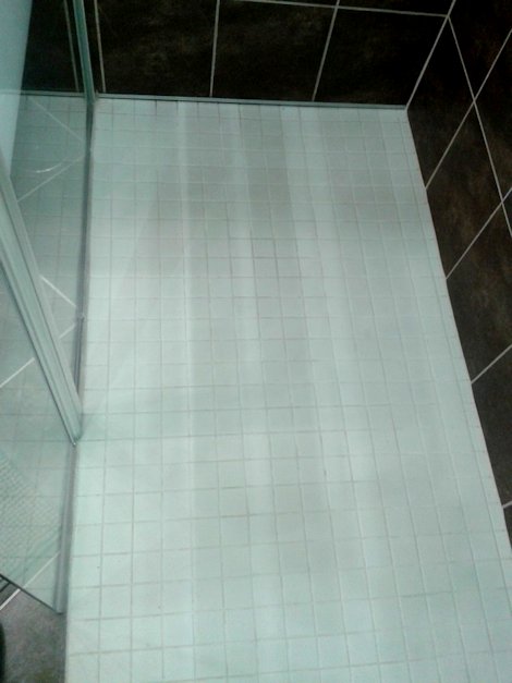 BADEZIMMER-RENOVIERUNG. DUSCHE MIT ABFLUSS IN WAND BADEZIMMER-RENOVIERUNG. DUSCHE MIT ABFLUSS IN WAND